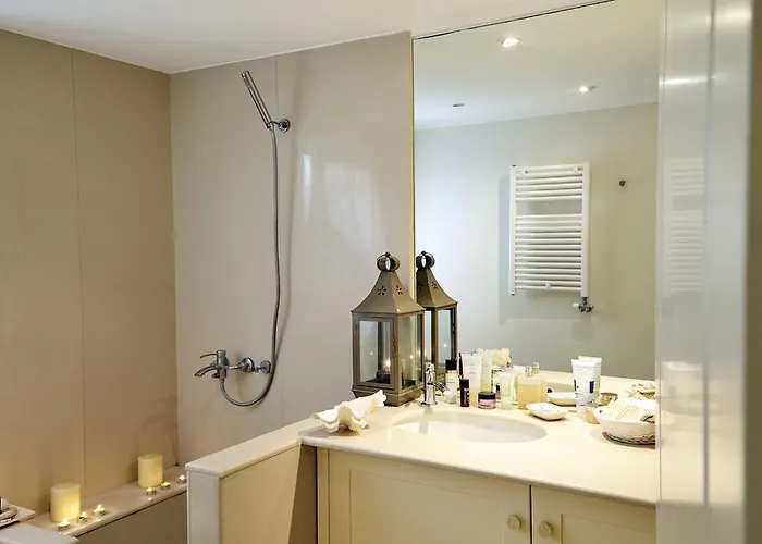 Unique In The Heart Of The * Rhodes City